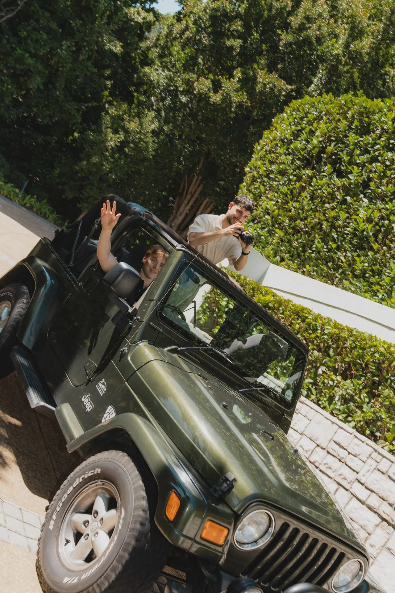 Filmen vanuit een jeep tijdens een teamtrip